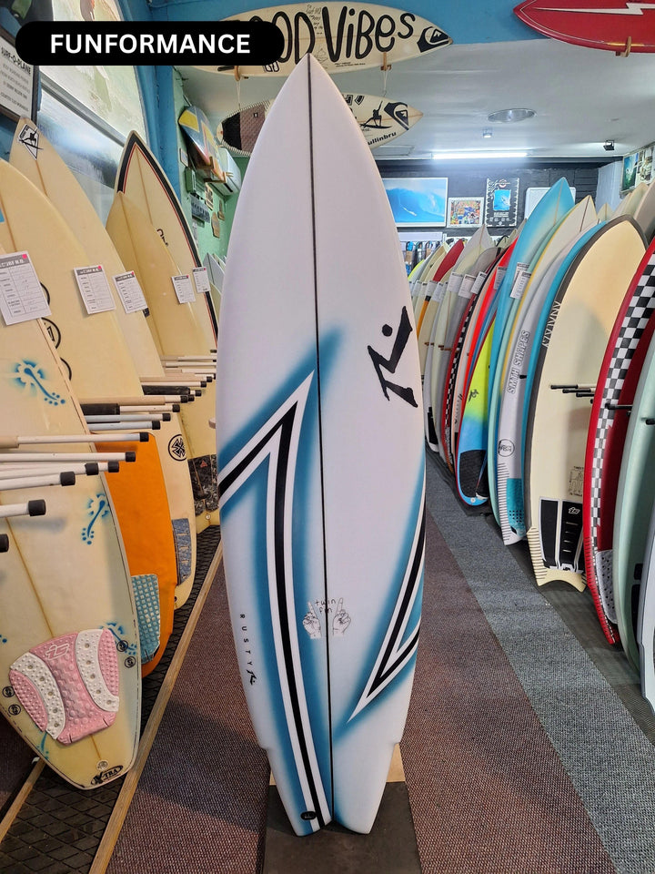 RUSTY PU TWIN FIN 5'10 X 19.25' X 2.3' = 29L