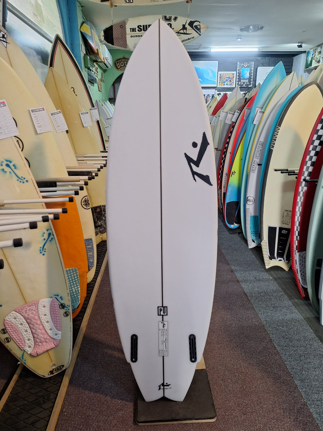 RUSTY PU TWIN FIN 5'10 X 19.25' X 2.3' = 29L
