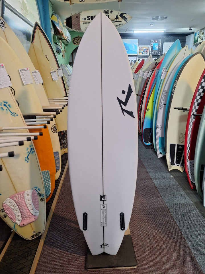 RUSTY PU TWIN FIN 5'10 X 19.25' X 2.3' = 29L