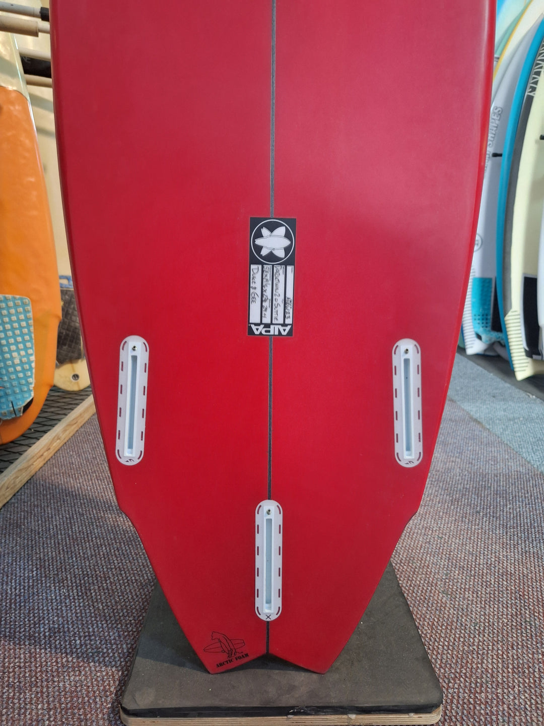 AIPA PU DARK TWIN 5'8 X 19 1/4" X 2 5/8" = 29.01L