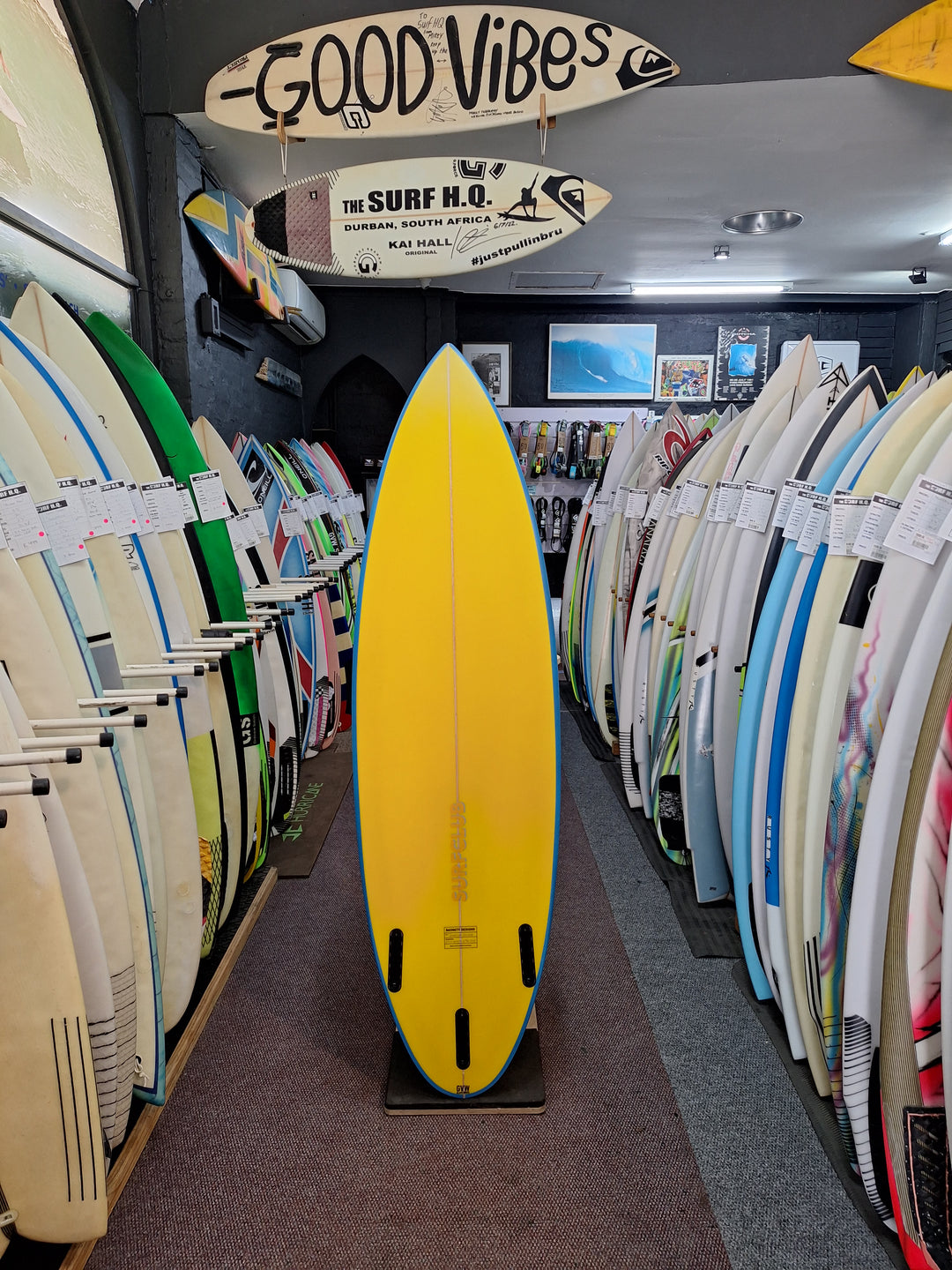 SURFCLUB PU CHARGER 5'11 X 18 8/7" X 2 3/8" = 27.5L