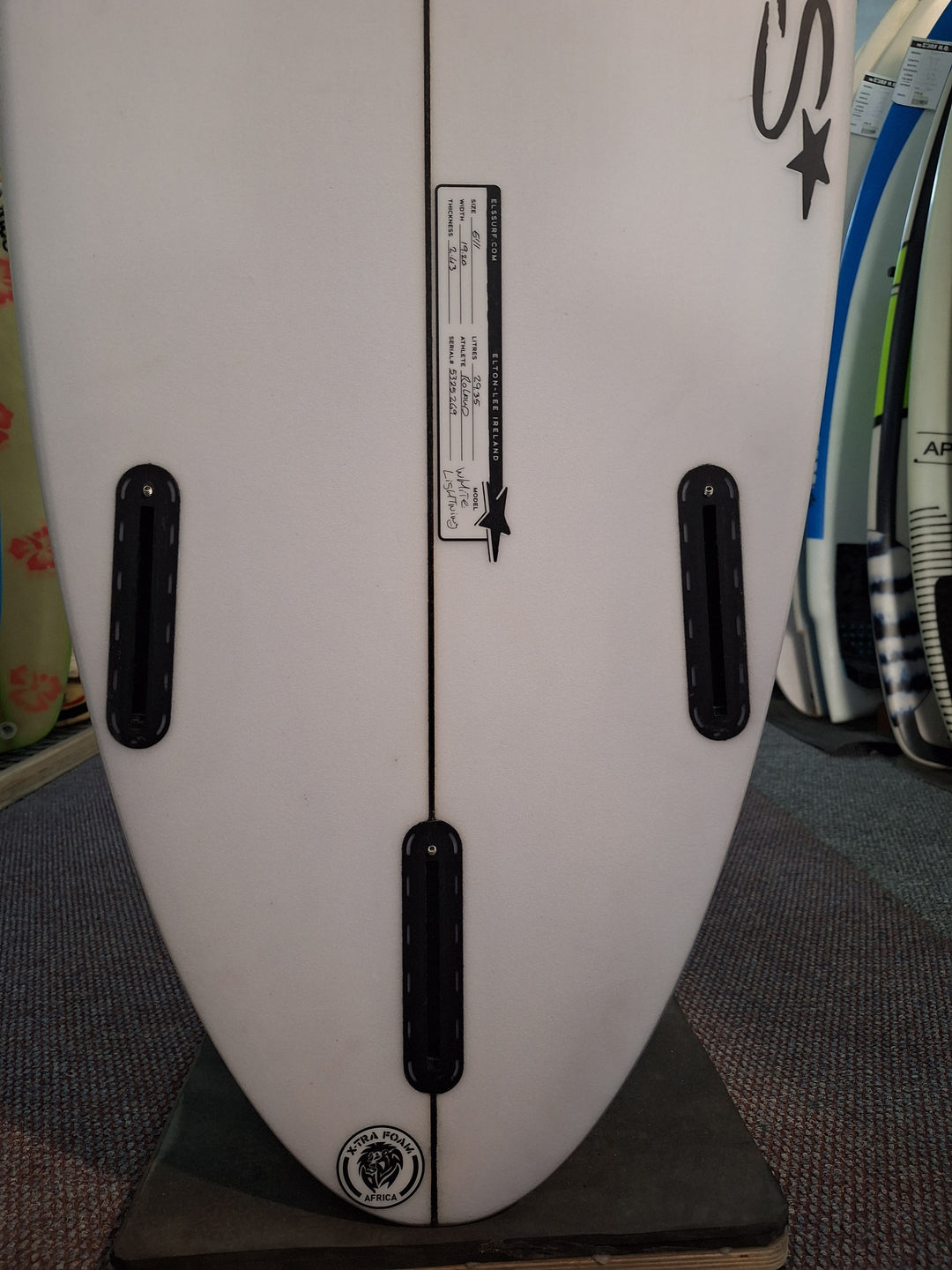 ELS PU WHITE LIGHTNING 5'11 X 19.20" X 2.43" = 29.35L