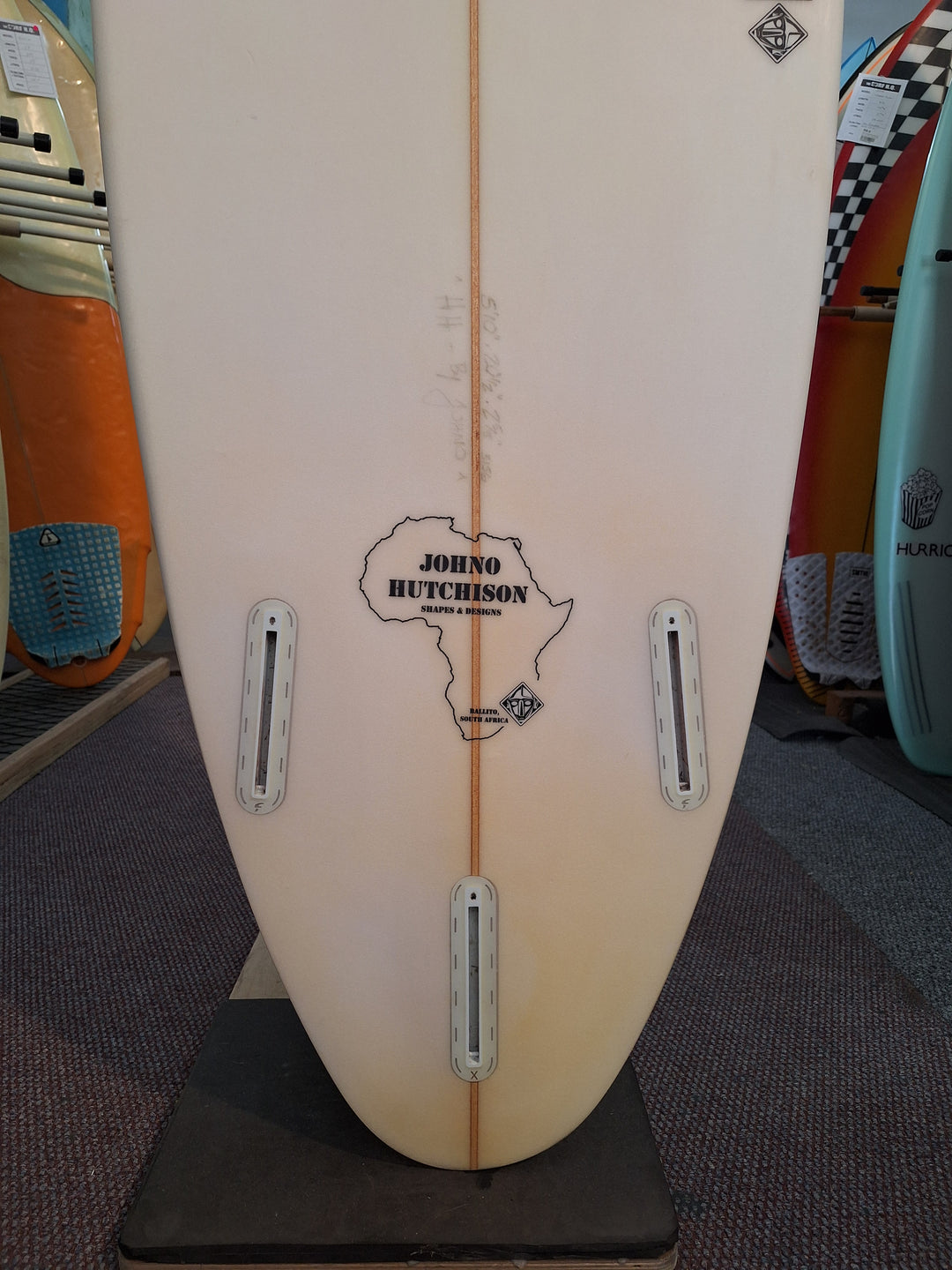 HUTCH SHAPES PU 5'10 X 20 1/2' X 2 5/8" = 33.3L