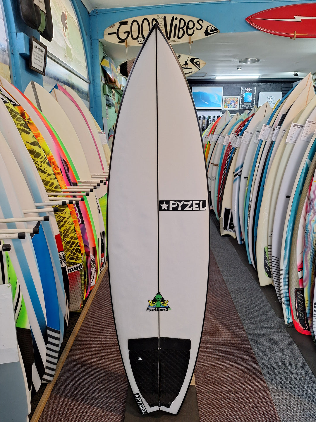 PYZEL PU PYZALIEN 2 5'11 X 19 7/8" X 2 9/16" = 32.3L