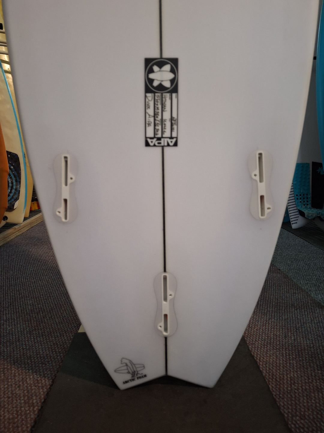 AIPA HITMAN 5'10 x 19.38" x 2.52" = 30.4L
