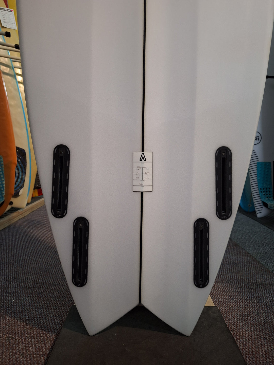 ANALOGY PU ODYSSEY 5'10 x 20 1/4" x 2 9/16" = 33.7L