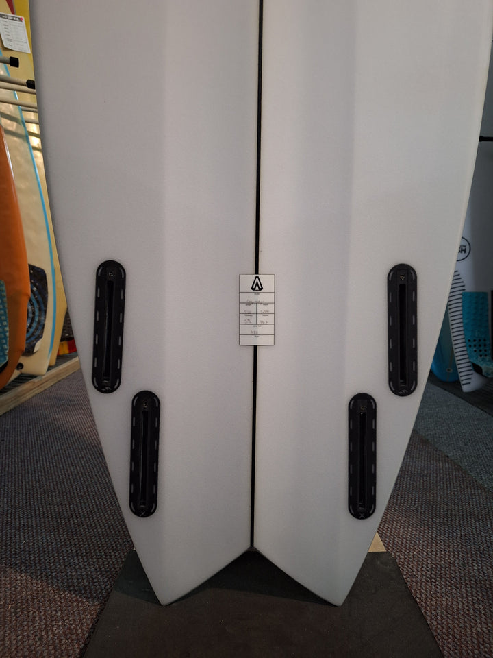 ANALOGY PU ODYSSEY 5'10 x 20 1/4" x 2 9/16" = 33.7L