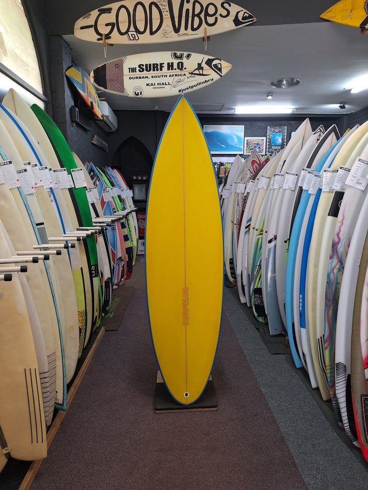 SURFCLUB PU CHARGER 5'11 X 18 8/7" X 2 3/8" = 27.5L