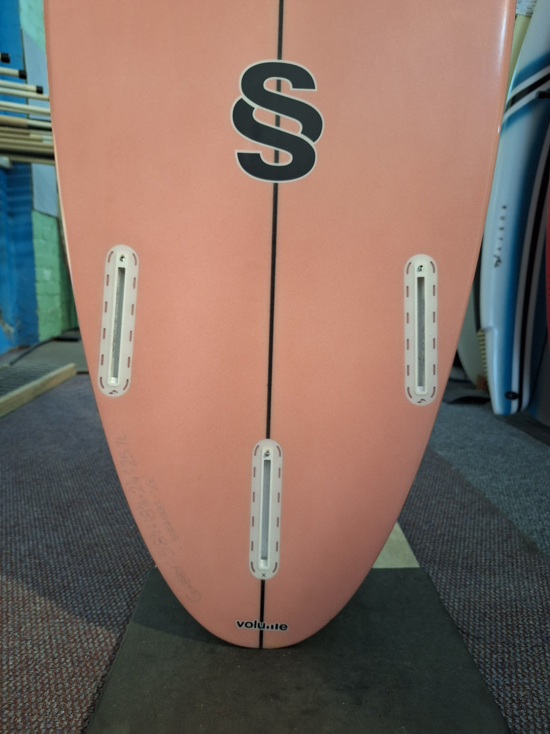 SMTH SHAPES PU VOLUME 5'8 1/2" X 18 3/8" X 2 1/4' = 25.7L
