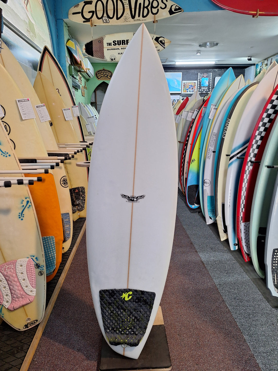HUGH THOMPSON PU NATURAL CURVE 5'7 X 19" X 2 1/2" = 29L