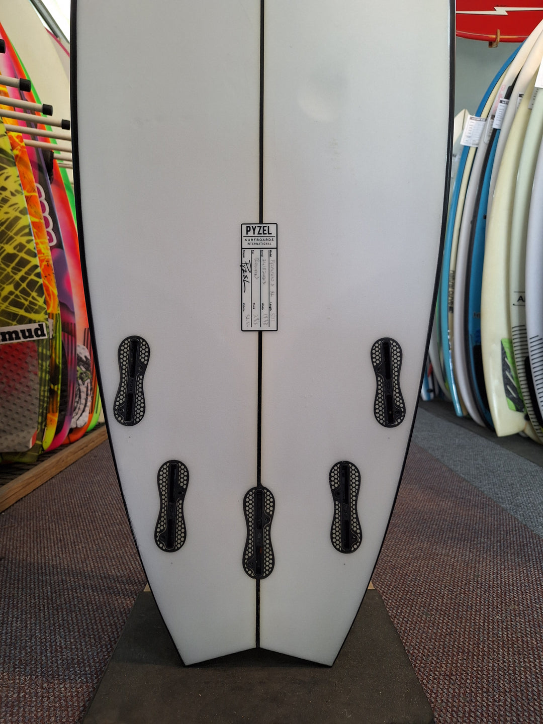 PYZEL PU PYZALIEN 2 5'11 X 19 7/8" X 2 9/16" = 32.3L