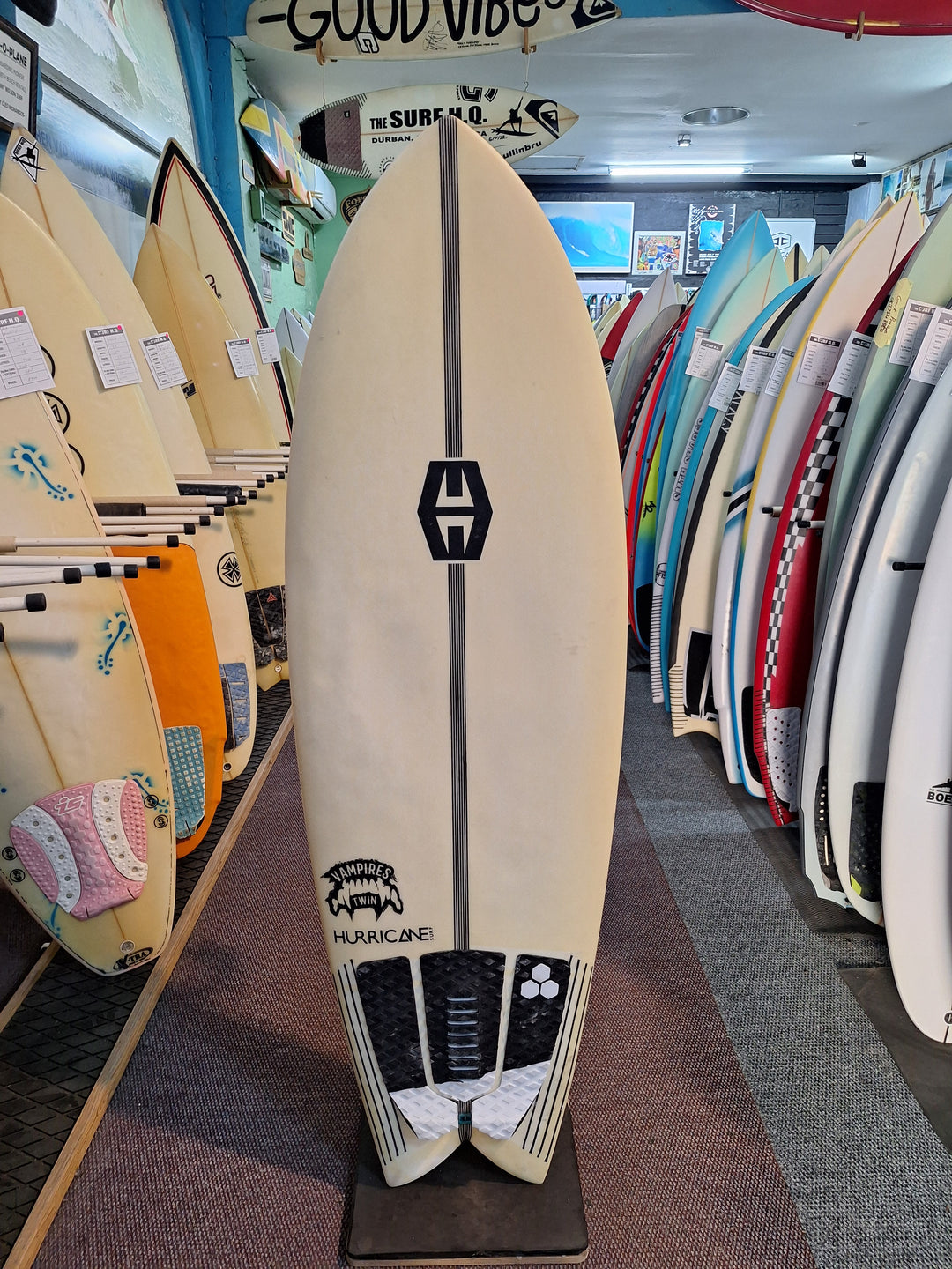 HURRICANE EPOXY VAMPIRES TWIN 5'4 X 20 3/8' X 2 3/16' = 27L