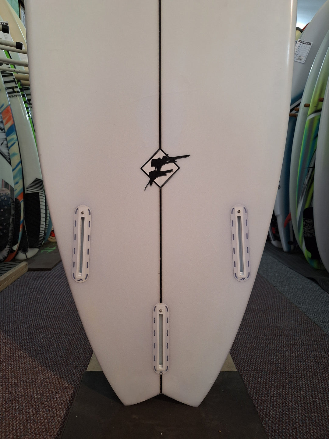 BILT PU LIGHTNING 2 SWALLOW 5'11 X 19 1/2" X 2 5/8" = 31.59L