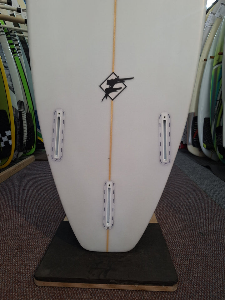 BILT PU LIGHTNING 2 6'1 x 19.30" x 2.83" = 32.8L