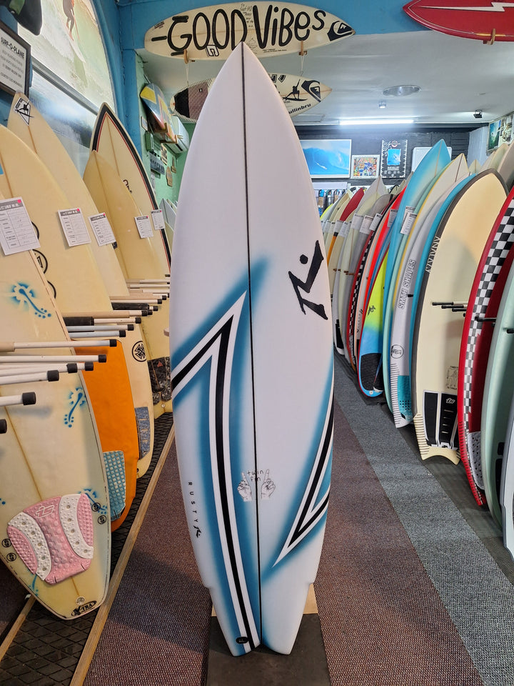 RUSTY PU TWIN FIN 5'10 X 19.25' X 2.3' = 29L