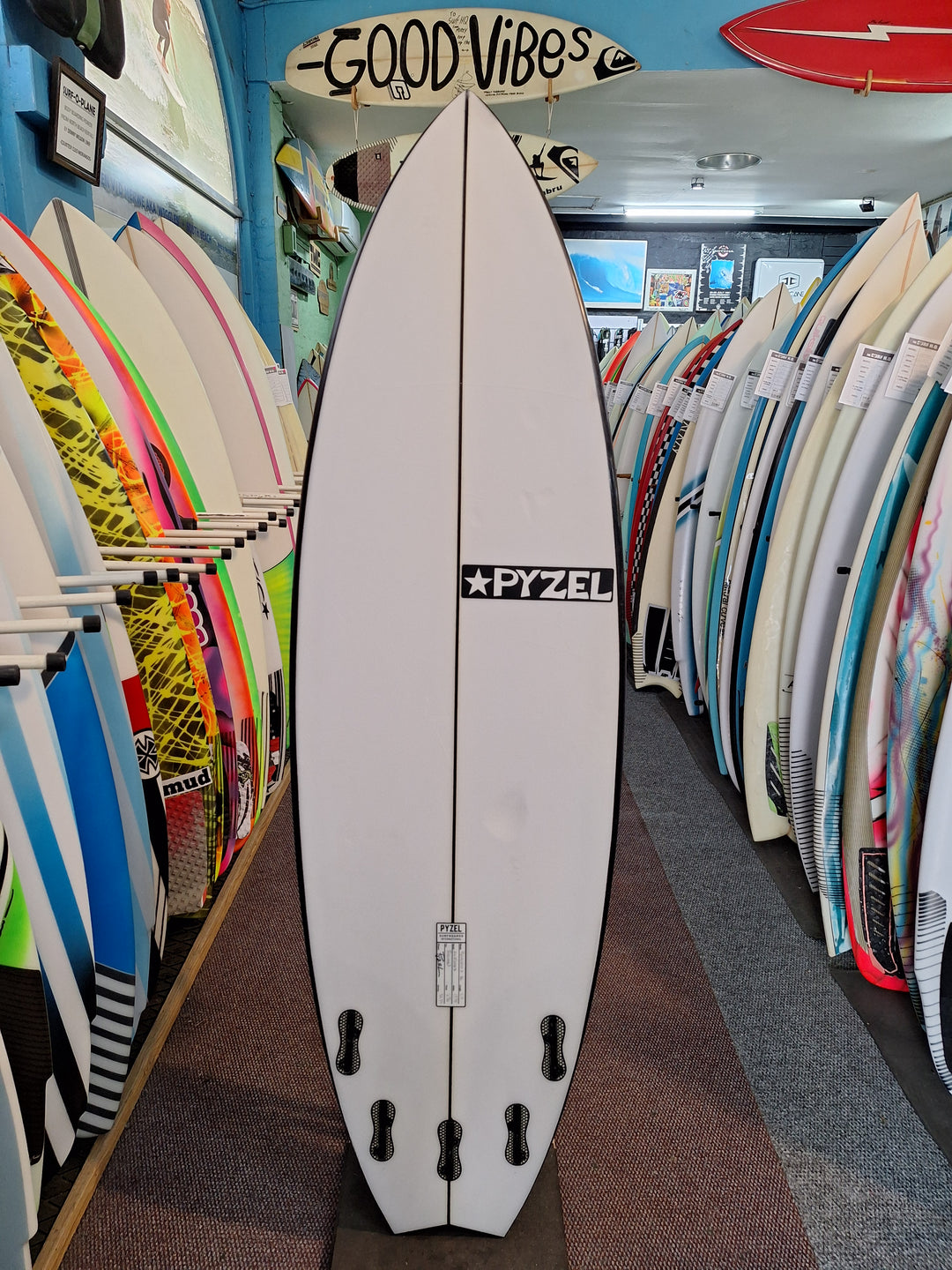 PYZEL PU PYZALIEN 2 5'11 X 19 7/8" X 2 9/16" = 32.3L
