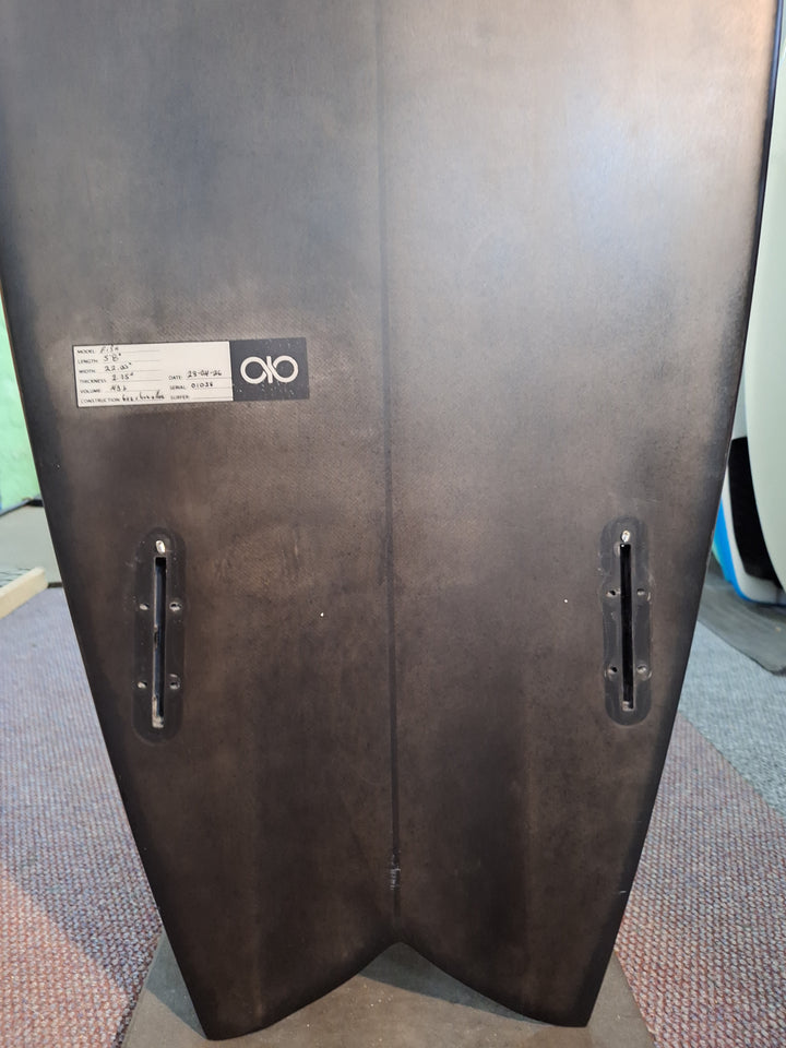 OIO EPS CARBON FISH 5'8 X 22.05' X 2 3/4" = 43L