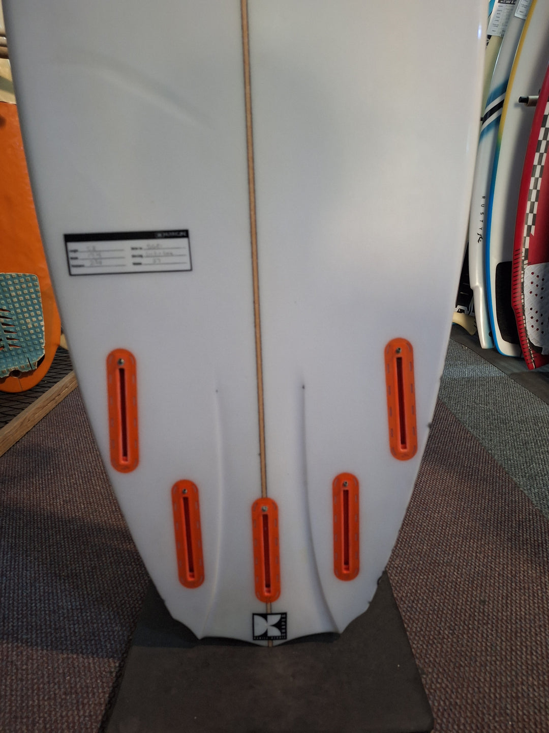 HURRICANE PU DARK KNIGHT 5'8 X 19 1/2' X 2 3/8' = 27L