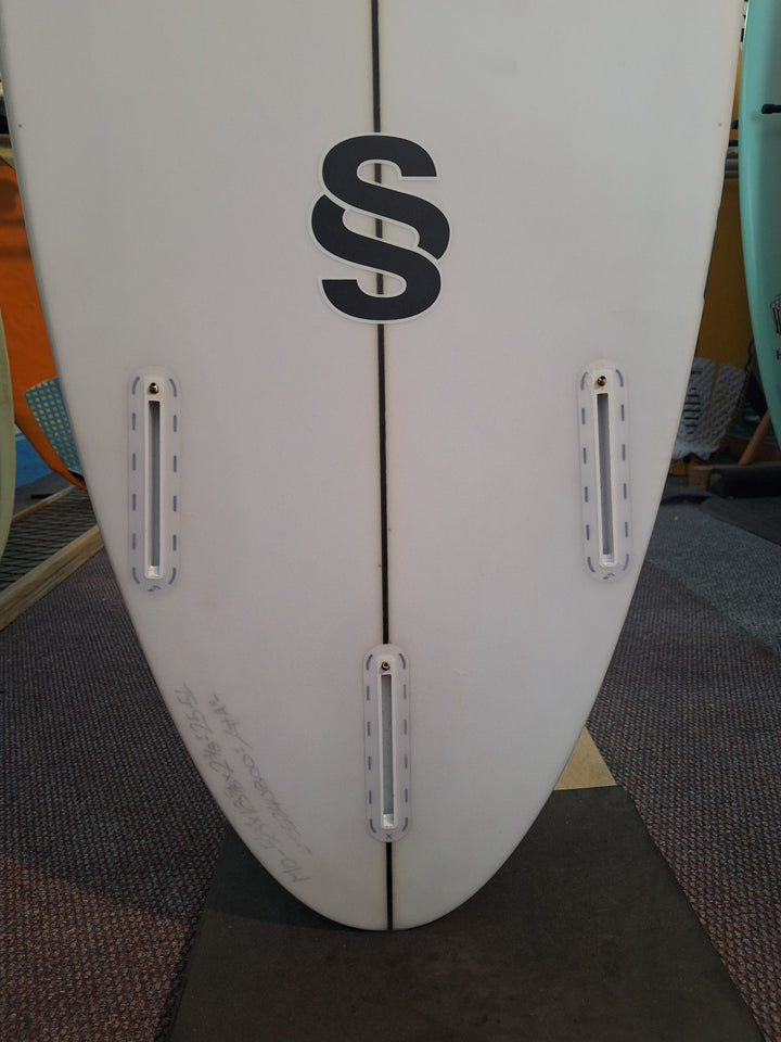 SMTH SHAPES PU V12 5'8 X 18 5/8" X 2 3/8" = 25.5L