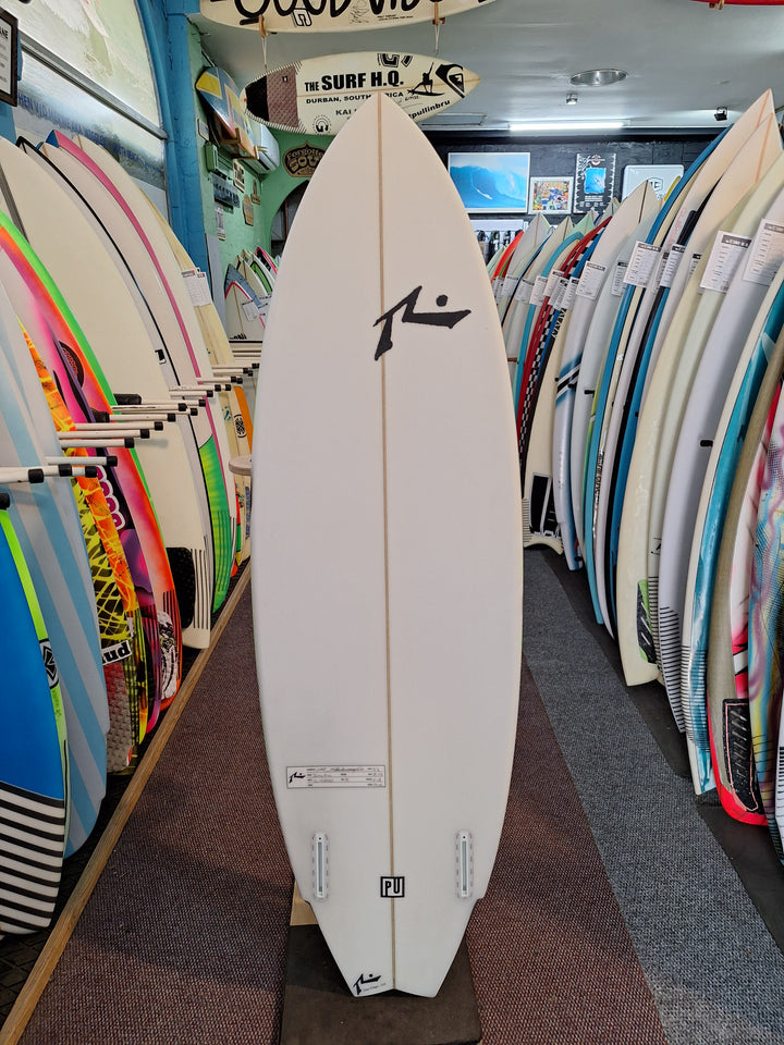 RUSTY PU TWIN FIN 5'6 X 18" X 2.18" = 25.3L