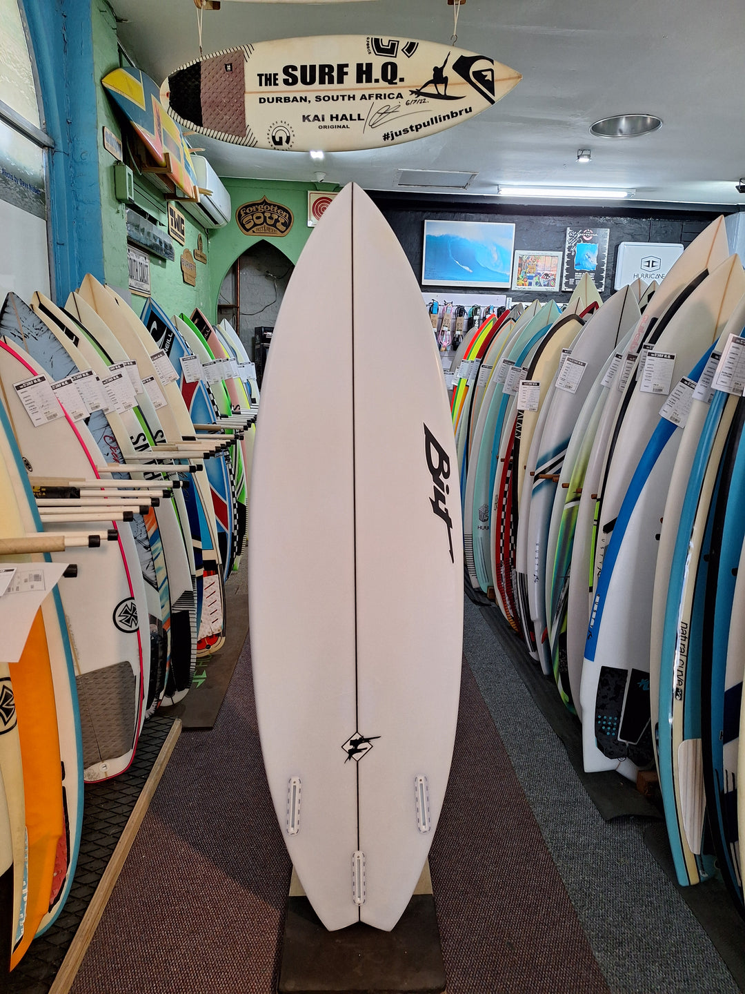BILT PU LIGHTNING 2 SWALLOW 5'11 X 19 1/2" X 2 5/8" = 31.59L