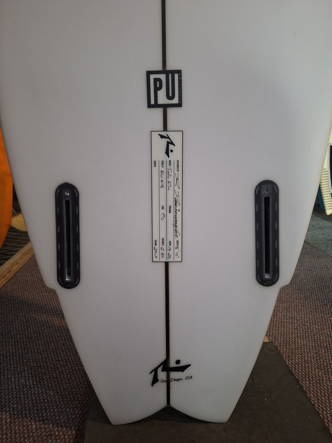 RUSTY PU TWIN FIN 5'10 X 19.25' X 2.3' = 29L