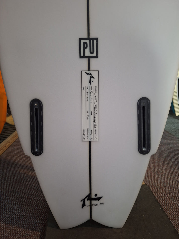 RUSTY PU TWIN FIN 5'10 X 19.25' X 2.3' = 29L