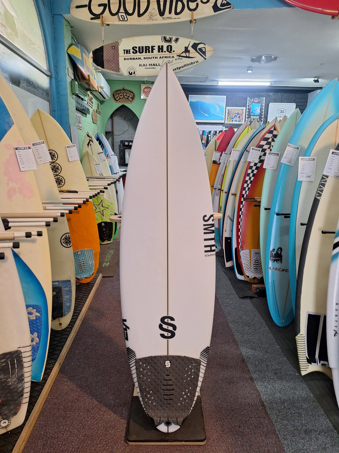 SMTH SHAPES PU V12 5'8 X 18 5/8" X 2 3/8" = 25.5L